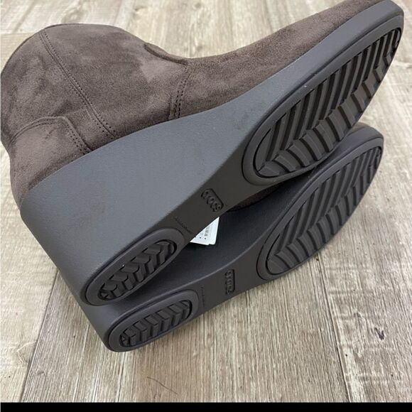 NIB Crocs Leigh Synthetic Suede Wedge Bootie in Espresso - Picture 5 of 5